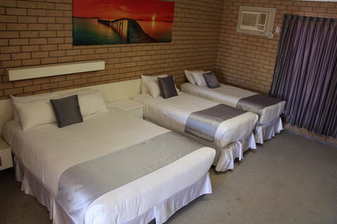 Carnarvon Motel - Pubs and Clubs 20