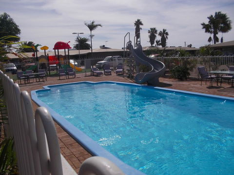 Carnarvon Motel - Pubs and Clubs 6
