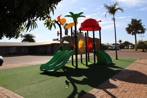 Carnarvon Motel - Pubs and Clubs 18