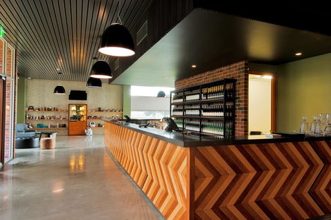 Maya Maya At Mandoon Estate - Pubs and Clubs 44