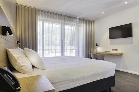 Maya Maya At Mandoon Estate - Pubs and Clubs 27