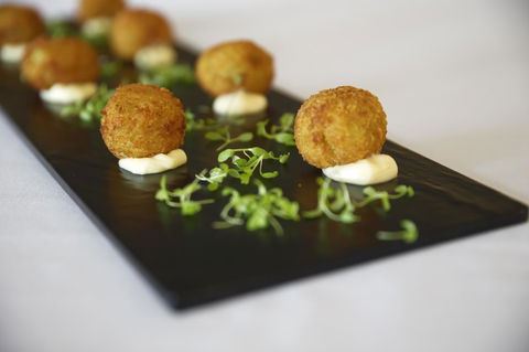 Maya Maya At Mandoon Estate - Pubs and Clubs 40