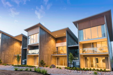 Maya Maya At Mandoon Estate - Pubs and Clubs 0