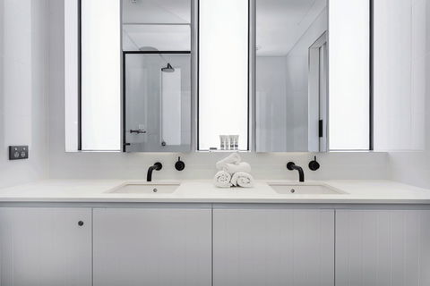 Maya Maya At Mandoon Estate - Pubs and Clubs 29