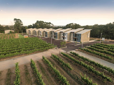 Maya Maya At Mandoon Estate - Pubs and Clubs 10