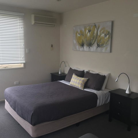 Grapevines Boutique Accommodation - Pubs and Clubs 10