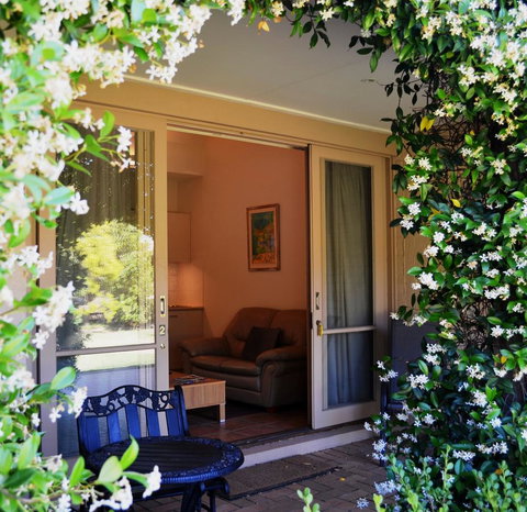 Grapevines Boutique Accommodation - Pubs and Clubs 7