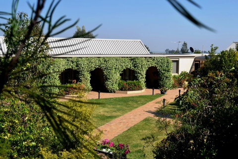 Grapevines Boutique Accommodation - Pubs and Clubs 8