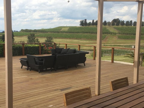 Grapevines Boutique Accommodation - Pubs and Clubs 2