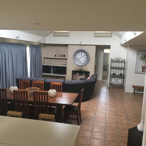 Grapevines Boutique Accommodation - Pubs and Clubs 4