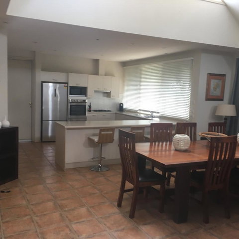 Grapevines Boutique Accommodation - Pubs and Clubs 3