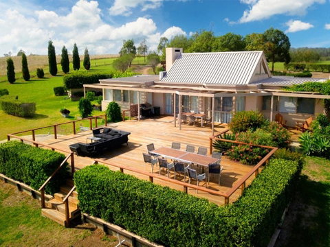 Grapevines Boutique Accommodation - Pubs and Clubs 1