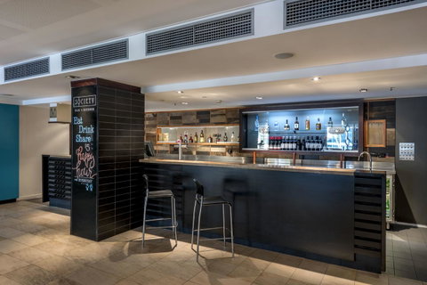 Oaks Perth Hotel - Pubs and Clubs 24