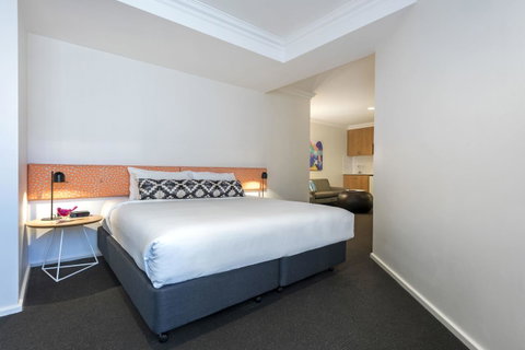 Oaks Perth Hotel - Pubs and Clubs 2