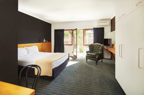 Riverview On Mount Street - Go Out 25