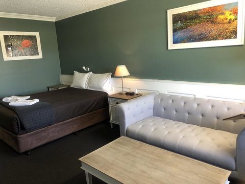 Dog Rock Motel - Pubs and Clubs 1