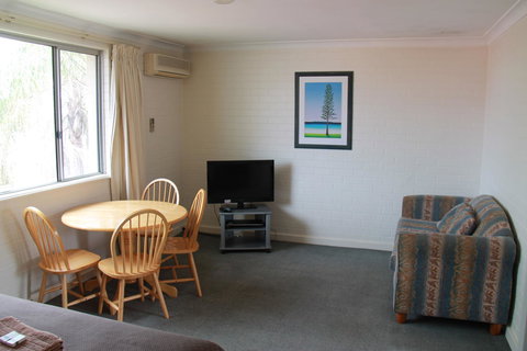 Malibu Apartments - Perth - Go Out 12