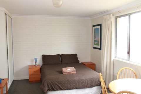 Malibu Apartments - Perth - Go Out 3