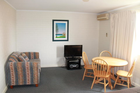 Malibu Apartments - Perth - Go Out 7