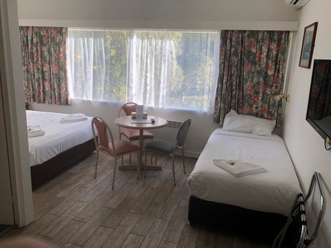 Echo Point Discovery Motel - Pubs and Clubs 1