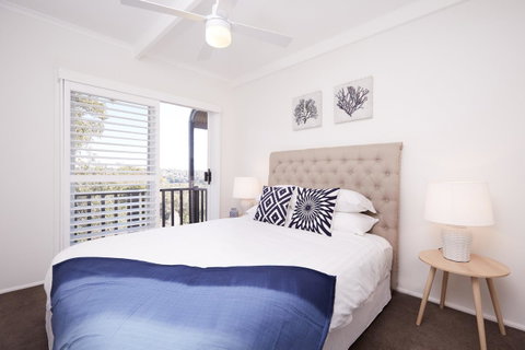 Bright And Spacious Family Home With Leafy Deck - Go Out 4