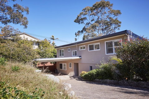 Bright And Spacious Family Home With Leafy Deck - Go Out 32
