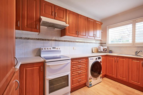 Bright And Spacious Family Home With Leafy Deck - Go Out 17