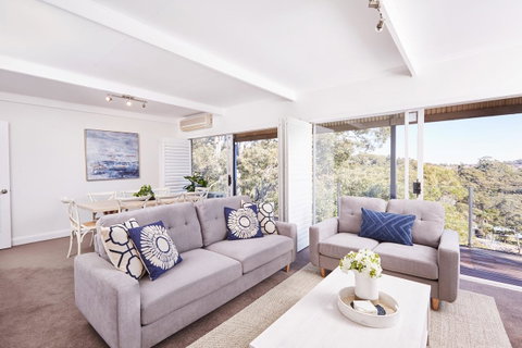 Bright And Spacious Family Home With Leafy Deck - Go Out 0
