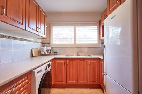 Bright And Spacious Family Home With Leafy Deck - Go Out 18