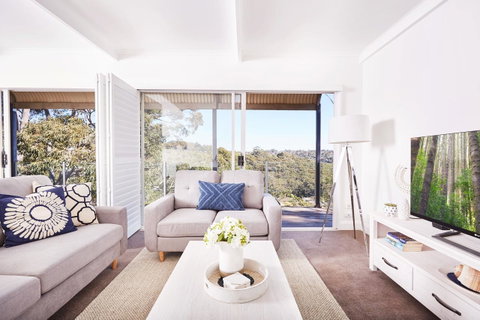 Bright And Spacious Family Home With Leafy Deck - Go Out 14