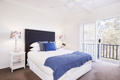 Bright And Spacious Family Home With Leafy Deck - Go Out 1