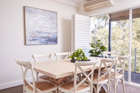 Bright And Spacious Family Home With Leafy Deck - Go Out 22