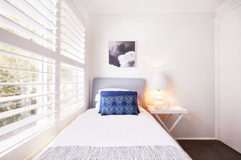 Bright And Spacious Family Home With Leafy Deck - Go Out 25