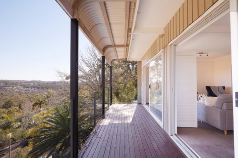 Bright And Spacious Family Home With Leafy Deck - Go Out 23
