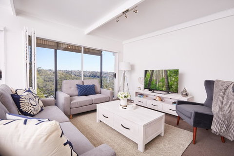 Bright And Spacious Family Home With Leafy Deck - Go Out 3