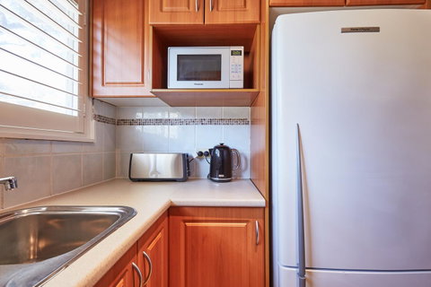 Bright And Spacious Family Home With Leafy Deck - Go Out 19