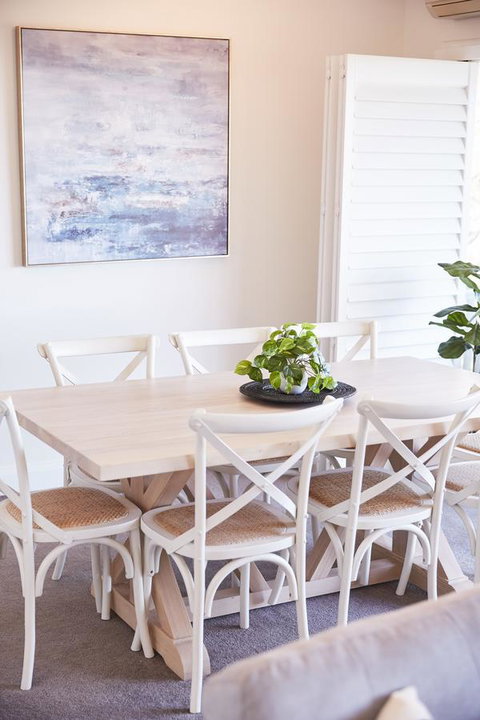 Bright And Spacious Family Home With Leafy Deck - Go Out 21