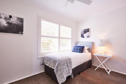 Bright And Spacious Family Home With Leafy Deck - Go Out 24