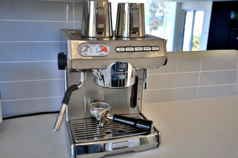 Neptune I Absolute Beachfront I Stunning Views - Pubs and Clubs 9