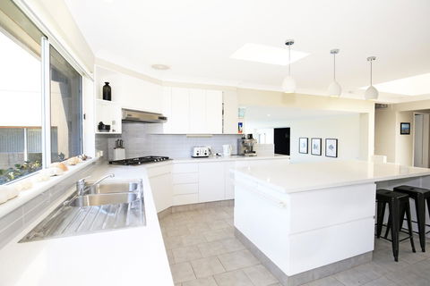 Neptune I Absolute Beachfront I Stunning Views - Pubs and Clubs 8