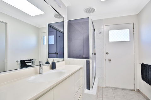 Neptune I Absolute Beachfront I Stunning Views - Pubs and Clubs 19