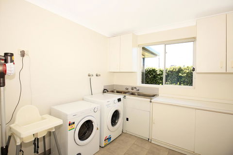 Neptune I Absolute Beachfront I Stunning Views - Pubs and Clubs 25