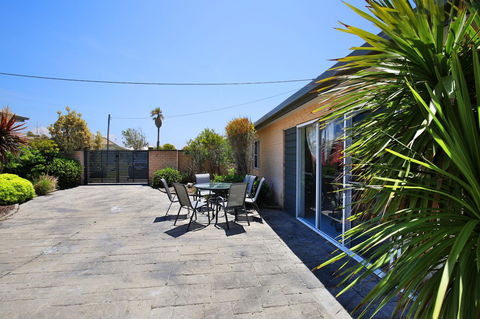 Neptune I Absolute Beachfront I Stunning Views - Pubs and Clubs 28