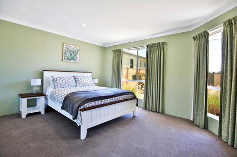 Neptune I Absolute Beachfront I Stunning Views - Pubs and Clubs 15