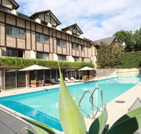 Grand Mercure The Hills Lodge - Pubs and Clubs