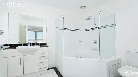 Blue Horizons, Unit 808, 41-45 Shoal Bay Road - Pubs and Clubs 14