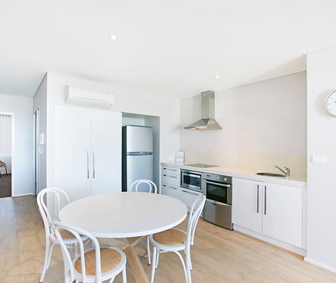 Oaks Nelson Bay Lure Suites - Go Out 1