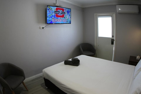 Sleepy Hill Motor Inn - Pubs and Clubs 28