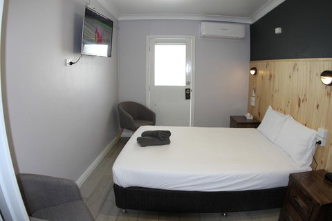 Sleepy Hill Motor Inn - Pubs and Clubs 31