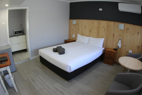 Sleepy Hill Motor Inn - Pubs and Clubs 23